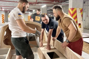 У Львові захисники, які відновлюються в UNBROKEN, будують яхту