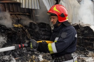 На Вінниччині загасили пожежу на підприємстві після удару РФ