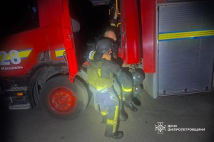 У Нікополі внаслідок влучання дрона отримали травми три рятувальники та двоє цивільних людей 