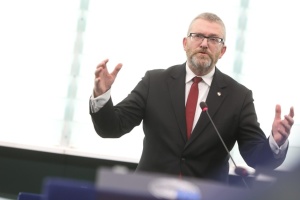 У Польщі проросійському політику загрожує кримінальне покарання за викрадення українського прапора