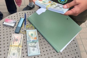 У Києві на хабарі затримали посадовицю КМДА та директора ринку