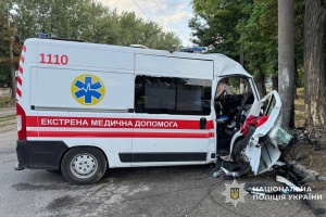 У Дніпрі «швидка» врізалася в стовп: один медик загинув, ще двоє постраждали