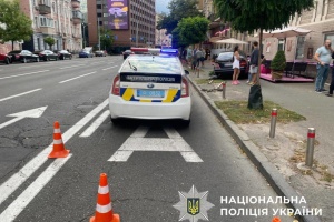У Києві Mercedes влетів у літню терасу кафе, постраждала відвідувачка