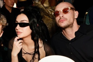 Британська співачка Charli XCX і барабанщик The 1975 одружилися