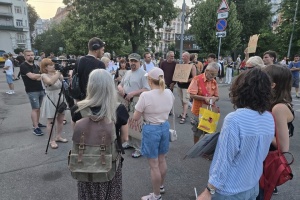 キーウで汚職対策機関権限縮小法に反対する抗議集会、６日連続開催