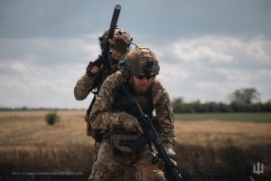 Two Ukrainian infantrymen attack Russian assault troops and take them prisoner