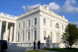 Білий дім напередодні Різдва опублікував ролик, у якому Трамп зачитує «список неслухняних» мігрантів