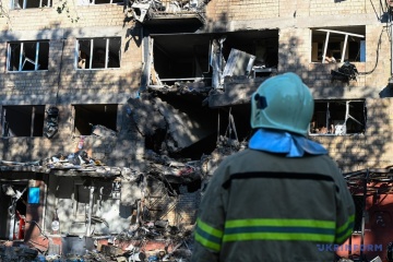 Recuperan un cuerpo de entre los escombros tras el ataque ruso a Kyiv