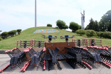 Благодійники передали прикордонникам 100 FPV-дронів на оптоволокні