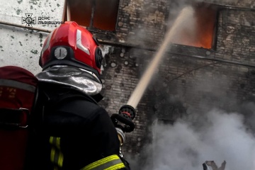 Durch kombinierten Angriff Schäden an Häusern in Lwiw