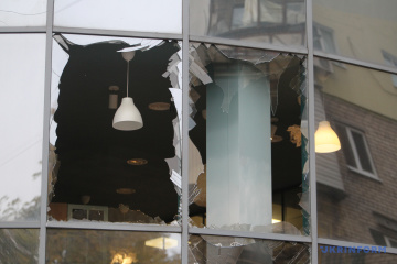 Les troupes russes ont bombardé 2 quartiers de Kherson, blessant 4 personnes