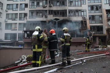 Guerre en Ukraine : Une personne tuée et huit blessées dans une attaque aérienne russe contre Kyiv