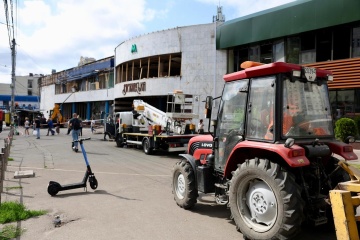 Barrot besucht beschossene U-Bahnstation Lukjaniwka in Kyjiw