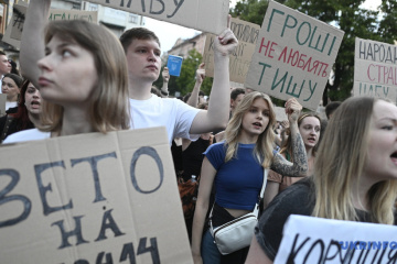 W Kijowie i innych miastach odbywają się wiece, w których domagają się zawetowania ustawy o osłabieniu niezależności NABU i SAP