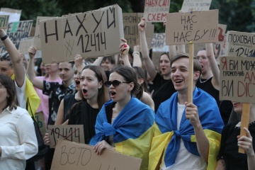 ウクライナ各地で汚職対策機関権限縮小法に反対する抗議集会開催