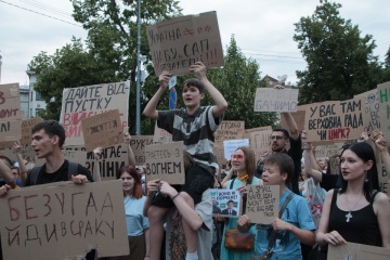 キーウなどウクライナ複数都市で汚職対策機関権限縮小法に反対する抗議集会が４日目開催