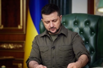 Zelensky firma la ley: Los ucranianos mayores de 60 años podrán servir en las Fuerzas Armadas de Ucrania bajo contrato