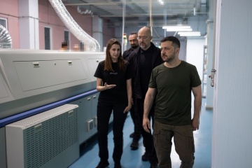 Zełenski odwiedził przedsiębiorstwo produkujące „inteligentne” komponenty do rakiet i dronów