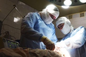 En Ukraine, un soldat blessé a subi une opération unique avec un implant 3D