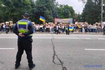 Учасники протесту під Радою вимагають запустити пряму трансляцію засідання