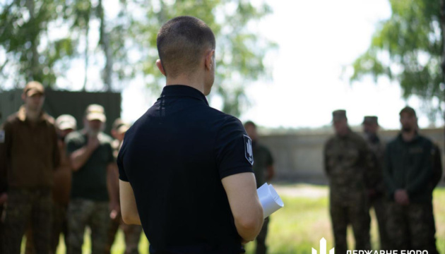 ДБР оголосило підозру чотирьом військовим, які відмовились вирушити на фронт ДБР оголосило підозру чотирьом військовим, які відмовились вирушити на фронт