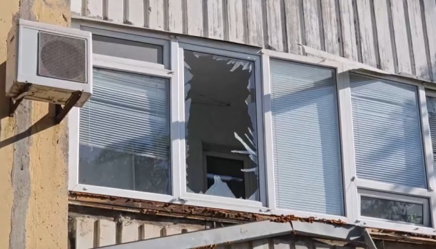 У Херсоні показали наслідки обстрілу середмістя У Херсоні показали наслідки обстрілу середмістя