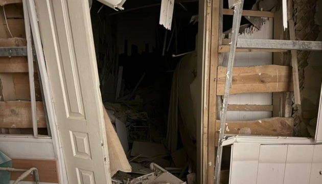 У Херсоні одну з поранених під час атаки РФ на лікарню дістали з-під завалів