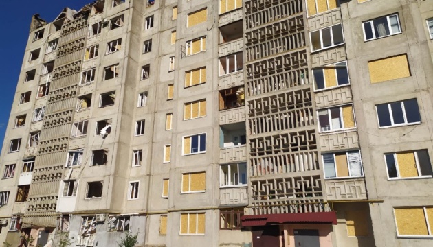 У Луцьку демонтують частину будинку, що найбільше постраждала від удару РФ У Луцьку демонтують частину будинку, що найбільше постраждала від удару РФ