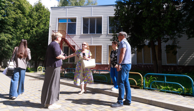У Києві вже відновили 130 закладів освіти, пошкоджених російськими обстрілами У Києві вже відновили 130 закладів освіти, пошкоджених російськими обстрілами