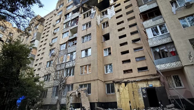 В Одесі ворожий безпілотник влучив у багатоповерхівку, четверо постраждалих