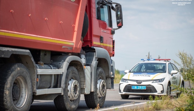 На Прикарпатті через спеку обмежили рух великогабаритного транспорту