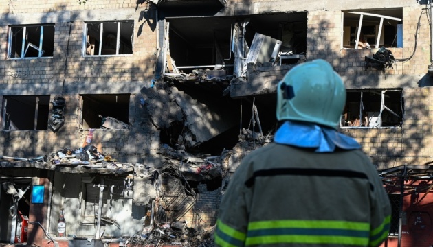 Recuperan un cuerpo de entre los escombros tras el ataque ruso a Kyiv