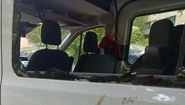 Внаслідок атаки РФ на Київ пошкоджена автівка Українського Червоного Хреста