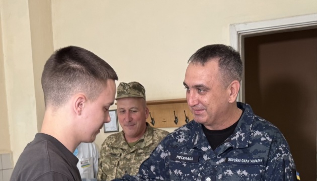 Неїжпапа відвідав поранених захисників і вручив нагороди Неїжпапа відвідав поранених захисників і вручив нагороди