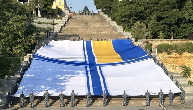 Ukrainian record set: largest Navy flag unfurled in Odesa Ukrainian record set: largest Navy flag unfurled in Odesa