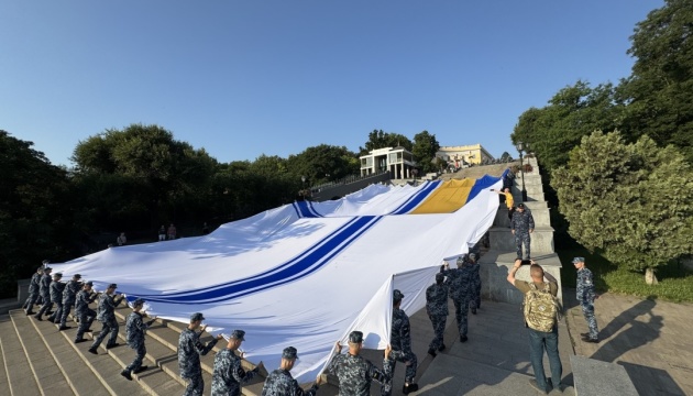 Rekord der Ukraine: In Odessa die größte Marineflagge ausgefaltet
Rekord der Ukraine: In Odessa die größte Marineflagge ausgefaltet