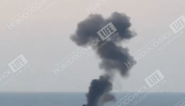 露ノヴォロシースクが無人航空機と無人水上艇の攻撃を受ける 露ノヴォロシースクが無人航空機と無人水上艇の攻撃を受ける