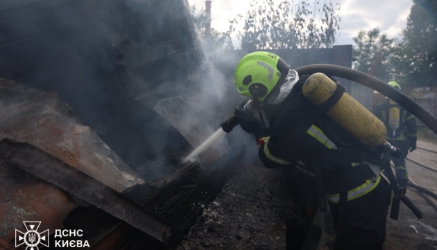 У Києві на Троєщині загасили пожежу, що спричинила вибух технічної ємності У Києві на Троєщині загасили пожежу, що спричинила вибух технічної ємності