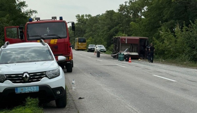 На Дніпропетровщині перекинувся двоповерховий автобус: одна людина загинула, 17 постраждали