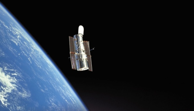 Hubble показав яскраве галактичне скупчення в сузір'ї Кита Hubble показав яскраве галактичне скупчення в сузір'ї Кита