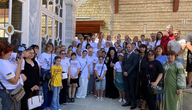 Patriarch Bartholomew meets families of Ukrainian POWs, missing soldiers