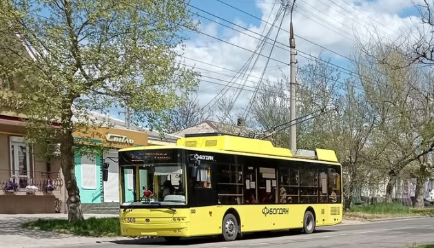У Херсоні відновили пошкоджену обстрілами тролейбусну контактну мережу