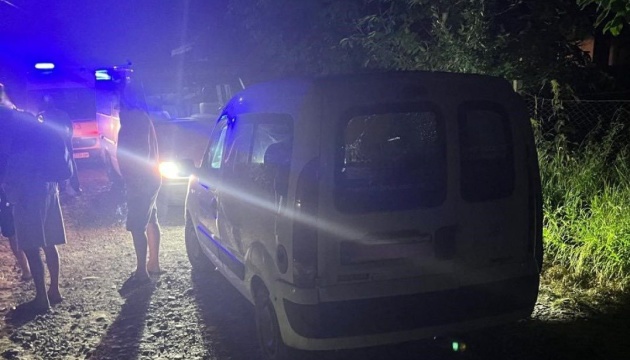 На Прикарпатті невідомий вистрілив в автомобіль, поранений хлопчик