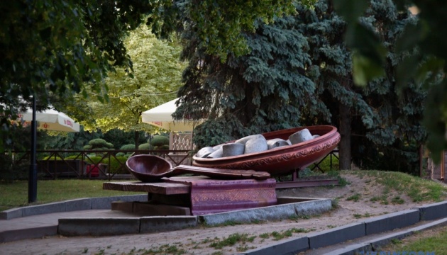 У Полтаві «пам'ятник спочинку Петра І» ставили замість хати українського козака