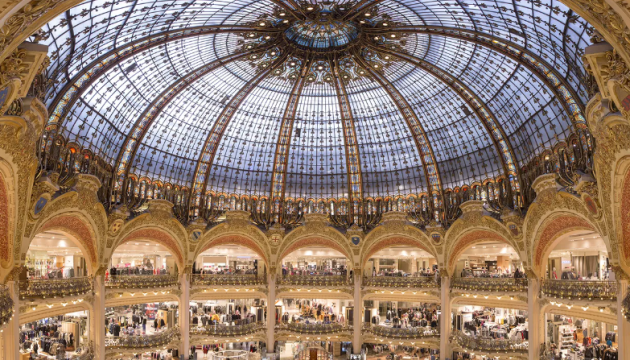 Універмаг Galeries Lafayette у Парижі вивісив синьо-жовтий банер українського дизайнера Багінського Універмаг Galeries Lafayette у Парижі вивісив синьо-жовтий банер українського дизайнера Багінського