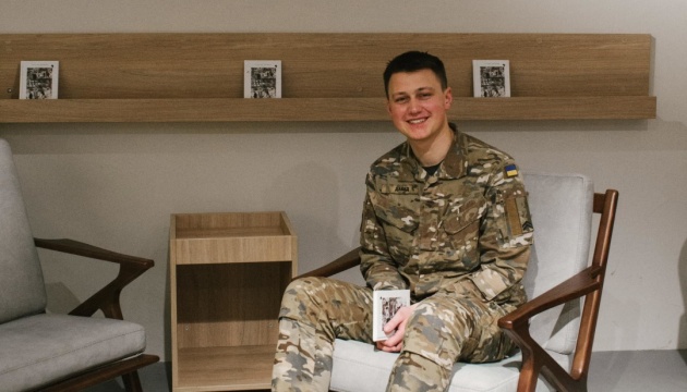 Письменник Артур Дронь завершив службу у ЗСУ й анонсував нову книжку про війну Письменник Артур Дронь завершив службу у ЗСУ й анонсував нову книжку про війну