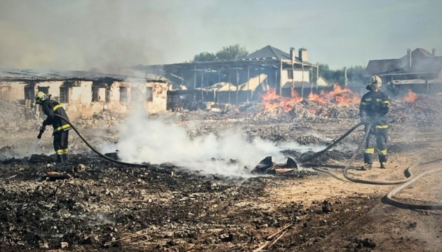 На Київщині після нічної атаки рятувальники гасять пожежу на підприємстві На Київщині після нічної атаки рятувальники гасять пожежу на підприємстві