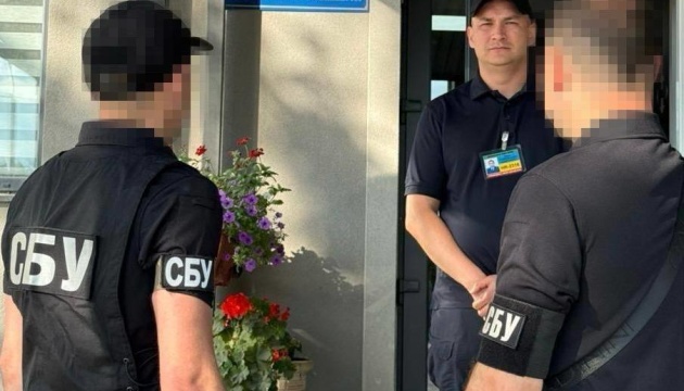 На митницях у трьох областях України проходять масштабні обшуки На митницях у трьох областях України проходять масштабні обшуки