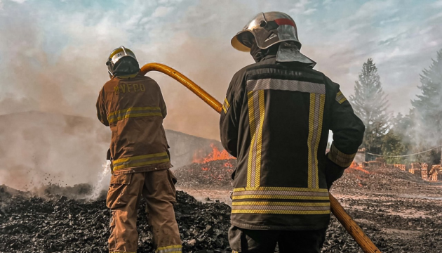 На Київщині ліквідували пожежу на підприємстві після обстрілів На Київщині ліквідували пожежу на підприємстві після обстрілів