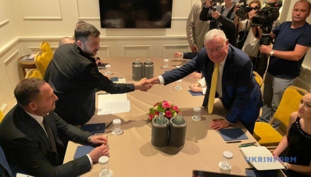 Volodymyr Zelensky et Keith Kellogg ont discuté de la livraison d’armes, du renforcement de la défense aérienne et des sanctions contre la Russie